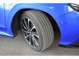 タイヤサイズは225/45R18です