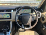 ムダのないインテリアデザインは運転席にお座りいただくと、上質なシートがお客様を包み込みます。ステアリングも握りやすい設計になっておりますのでとっさのハンドル操作も可能です。