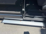【電動サイドステップ】車高の高いお車でも、これがあれば小さいお子様の乗り降りも楽々♪スライドドアと連動して作動する為、煩わしい操作は不要です!