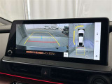 バックカメラの他に上から見下ろしたような画像が見れるアラウンド(全方位)モニター。前後左右を把握できる、すごい機能が装備されています!
