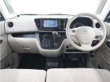 視界広々で運転しやすくロングドライブでも疲れを感じさせないすっきりとまとまったインパネ周りです。