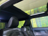【ガラスルーフ】ガラスルーフ搭載で車内の解放感が一気にアップ!開放的なドライブをお楽しみいただけます。