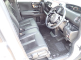 ◆チップアップ&ダイブダウン機構付【ULTR SEAT】は後席座面を左右分割で跳ね上げることができます。トランクで積載できない背の高い荷物をラクラク収納できます。ホンダ車ならではの人気装備です。