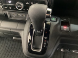CVT車のセレクトレバーです。低速から高速まで、変速ショックのないスムーズな走りを実現するとともに、エンジン効率のよい領域を維持することで燃費にも貢献します。