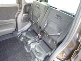 ◆チップアップ&ダイブダウン機構付【ULTR SEAT】は後席座面を左右分割で跳ね上げることができます。トランクで積載できない背の高い荷物をラクラク収納できます。ホンダ車ならではの人気装備です。