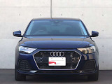●一目でAudiとわかる特徴的なシングルフレームグリル・LEDランプ。精悍なフロントマスクからAudiのスマートで上品なブランドを連想させてくれます。女性にも大変ご好評頂いております。