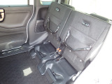 ◆チップアップ&ダイブダウン機構付【ULTR SEAT】は後席座面を左右分割で跳ね上げることができます。トランクで積載できない背の高い荷物をラクラク収納できます。ホンダ車ならではの人気装備です。