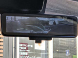 後方をカメラで映し出すスマートルームミラー!ルームミラー下のスイッチでミラーの角度を変えるだけで、 後席に大きな荷物が乗っていても、クルマの後ろがよく確認できます。
