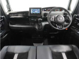 ◆視界広々で非常に運転しやすくロングドライブでも疲れを感じさせないすっきりとまとまったインパネ周りです。