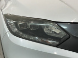 LEDヘッドライトは、点灯の瞬間から最大光量を発揮し、突然暗くなるトンネルなどでの安定感を高めます。