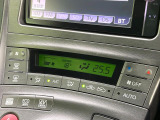 【オートエアコン】一度お好みの温度に設定すれば、車内の温度を検知し風量や温度を自動で調整。暑い&hellip;寒い&hellip;と何度もスイッチ操作をする必要はありません。快適な車内空間には必須の機能ですね♪
