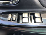 パワーウィンドのスイッチです。運転席に座りながら、助手席や後席の窓を開け閉めできるので大変便利ですよ。