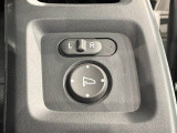 狭い駐車場で便利な電動格納ドアミラーが付いています。