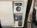 ハンドルの右側にはヘッドライトレベライザーとVSA(ABS+TCS+横滑り抑制)の解除スイッチがついています。ヘッドライトレベライザーは道路状況や積荷の加重に応じてライトの高さを調節できます。