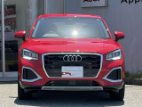 シングルフレームグリルはAudiの象徴的なデザイン要素であり、一目でAudiとわかるスタイル、大きくて迫力のある形状が車のスポーティな印象を強調しており、魅力的なデザインとなっています。