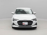 スポーティさと落ち着いた印象が同居したフロントマスク。LEDヘッドライト付き