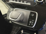 エレクトロシフトマチックです。軽い力でシフトチェンジでき握りやすい形状です。スムーズで快適な操作が可能。?