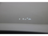ヘッドアップディスプレイ(HUD)です。運転に必要な情報をフロントガラスの視野内に投影することで視線を外さず確認できます。視線移動や焦点調節が少なくて済むので安全性の向上に貢献します。