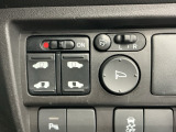 狭い所でも乗り降り楽々な両側電動スライドドアです!簡単にドアの開閉が出来る為女性やお年寄りにも優しく、荷物で手が塞がった時なども大変便利です!室内からミラーの開閉が可能な電動格納ミラーです!