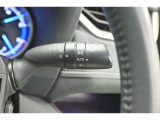 周囲の明るさに連動して、ヘッドライトが点灯・消灯します。ヘッドライトの点け忘れは大きな事故につながりかねません。