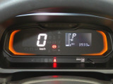 燃費のいい運転をするとイルミネーションがアンバー色からグリーンへ変化します。楽しくエコドライブできます。