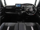 ◆視界広々で非常に運転しやすくロングドライブでも疲れを感じさせないすっきりとまとまったインパネ周りです。