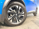 ●純正17インチアルミホイール:輸入車ならではの卓越した走りを支えるホイールと足回りです!日本車の走りに慣れている方にもぜひ体感して頂きたいほど、高いレベルでまとまっています!