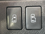 【両側パワースライドドア】スマートキーや運転席のスイッチで後席両側スライドドアの開閉が可能♪電動だから力を入れてドアを開ける必要が無く、小さなお子様でも簡単に開け閉めでき快適です♪