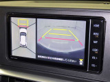 パノラミックビューモニターを装備。駐車場や交差点でクルマを真上から見るように周囲を確認できます。機能の詳細は販売店スタッフまでおたずねください。