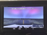 【バックカメラ】運転が苦手な方も車庫入れラクラクです!ギアをリバースに入れれば自動的に切り換わりますので、面倒な操作は不要です♪狭い駐車場もお車を傷つけず安心ですね!