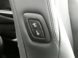 助手席もパワーシート付です。運転席からは、助手席肩口パワーシートスイッチで助手席シートの操作が手軽にできます。