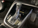 CVT車のセレクトレバーです。低速から高速まで、変速ショックのないスムーズな走りと、エンジン効率のよい領域を維持して燃費にも貢献します。サイドブレーキはスイッチ操作の電子制御パーキングブレーキです。