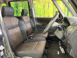 運転席まわりには十分なスペースがあり、大柄な方でもゆったり運転していただける環境です。