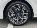 BMW純正20インチホイール。洗練されたデザインで、足元の個性を引き立てます。
