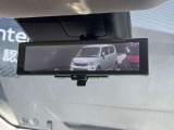 インテリジェントルームミラー、後方がカメラの映像で見れるので視界くっきり、車内に障害物があっても関係ありません。普通のバックミラーとも切りかえが出来ます。