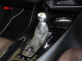 電動パーキングブレーキ・ブレーキホールドを装備してます。ホールド機能は信号待ちが多い一般道で疲労軽減になり、大好評です!