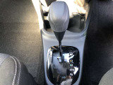 操作しやすいATシフトです。シフトチェンジを気にしなくてよいので運転だけに集中できますね。自然と手に届くところにある、手になじむ形状のシフトノブがいいですね。