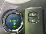 【スマートキー】カバンやポケットに入れたままでもドアの施錠・解錠が可能なスマートキーを装備。エンジンのオン・オフ時もカギを取り出す必要が無いからとっても便利です♪