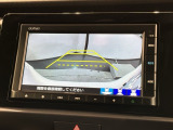 リバースギアに入れるだけで後方の表示へ切り替わります。夜間や雨の日の駐車も楽になりますよ。