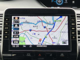 日産純正10インチメモリーナビ(MM521D-L)装備。NissanConnectマイカーアプリ対応、オペレーター通話や音声対話検索にも対応、HDMI入力やBL再生など多彩なメディアに対応。