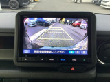 【リアカメラ】運転が苦手な方も車庫入れラクラクです!ギアをリバースに入れれば自動的にモニターが切り換わりますので、面倒な操作は不要です。狭い駐車場もお車を傷つけず安心です!