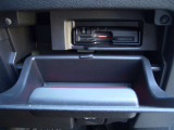 運転席の右下側の小物入れ内にETCがビルトインされています。