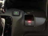 セレクトレバーの右に電子制御パーキングブレーキがあります。スイッチひとつで、停車した地点の傾斜などをシステムが検知・判断してブレーキ力を自動的に最適制御し、しっかり停車できるパーキングシステムです。