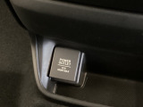 アクセサリーソケットはUSBのアダプターなどをつければ、スマホの充電にも使えます。周辺には物が置けるボックスがついています。