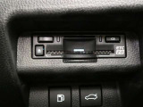 高速道路を賢く使うETC2.0装備です。高速道路とクルマが情報を連携して渋滞の迂回ルートや災害時の適切な誘導をしてくれたりします。