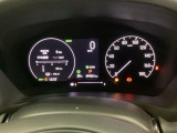 ハイブリット車専用のメーターです。右側の大型スピードメーターに加え、ステアリングスイッチを使って左のマルチインフォメーション・ディスプレイで燃費や動力伝達などの情報が見れるようになっています。