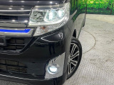 【LEDヘッドライト】悪天候や夜間走行時も良好な視界を確保し安心して運転できる高輝度LEDヘッドライトを装備!点灯速度が早く、消費電力も抑えられています。