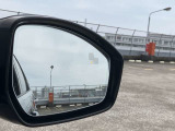 【ブラインドスポットモニター】車外にいる車をいち早く検知し、ドライバ―に知らせるシステムです。