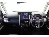 高いアイポイントと広いガラスエリア、水平基調のインパネとフロントピラーに組み込んだガラスによって、車両前方と周囲の状況をしっかり見渡すことができる見晴らしのよさが実現されています。