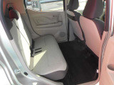 リアシートはスライド出来ますので、軽自動車なのに足元広々!ゆったり乗ることが出来ます。